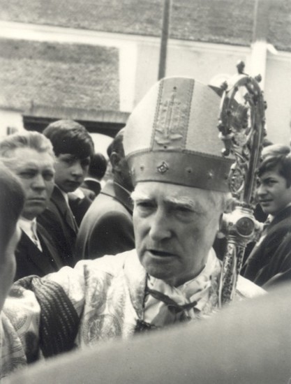 Márton Áron püspök bérmál