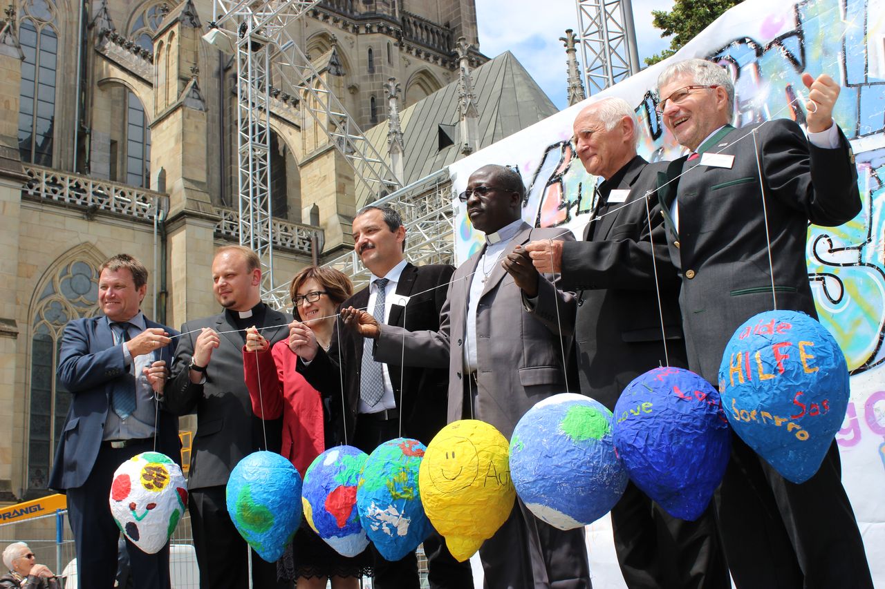 Josef Geißler, az Auslandshilfe Caritas Linz vezetője, Viktor Haidukewitsch, fehéroroszországi Caritas-igazgató, Mirjana Vlaho, a Mostari Caritas igazgatóhelyettese, dr. Márton András,  a Gyulafehérvári Caritas igazgatója, Jean-Claude Mbu Mubel, Caritas Kinshasa igazgatója, Dobai István, a Szabadkai Caritas igazgatója, Franz Kehrer, a Felső-Ausztriai Caritas igazgatója.