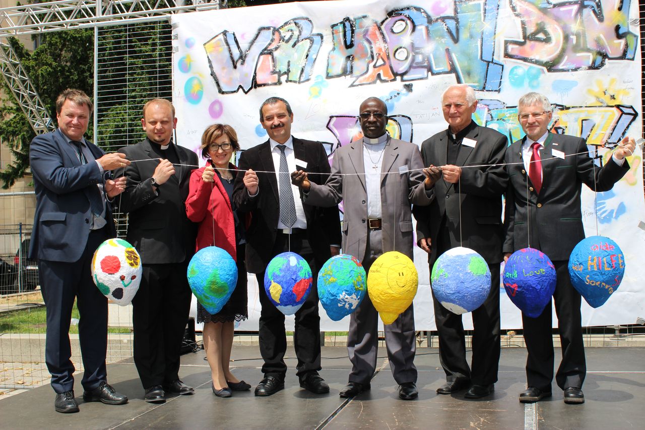 Josef Geißler, az Auslandshilfe Caritas Linz vezetője, Viktor Haidukewitsch, fehéroroszországi Caritas-igazgató, Mirjana Vlaho, a Mostari Caritas igazgatóhelyettese, dr. Márton András,  a Gyulafehérvári Caritas igazgatója, Jean-Claude Mbu Mubel, Caritas Kinshasa igazgatója, Dobai István, a Szabadkai Caritas igazgatója, Franz Kehrer, a Felső-Ausztriai Caritas igazgatója.