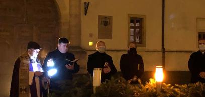 Coroană de advent în fața Catedralei Sfântul Mihail din Alba Iulia