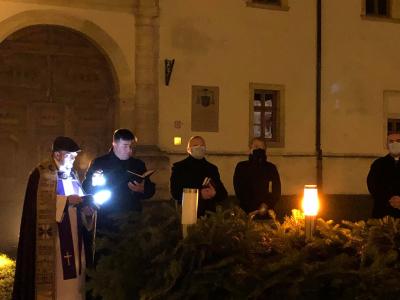 Coroană de advent în fața Catedralei Sfântul Mihail din Alba Iulia